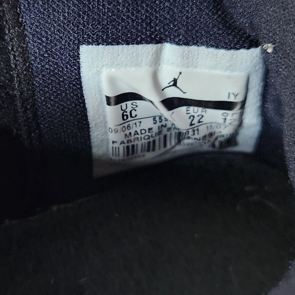 Jordan sneakers for little boys size 6C.  black and gold colors  velcro clousure - Picture 5 of 6